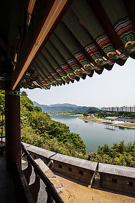 포토 JPG 주간 고건축 풍경 사람없음 야외 강 경상남도 정자 국내여행 밀양 지붕처마 영남루 국내포토 자연요소 건축물 여행 지붕 경상도 정자_건축물 처마 파일형식