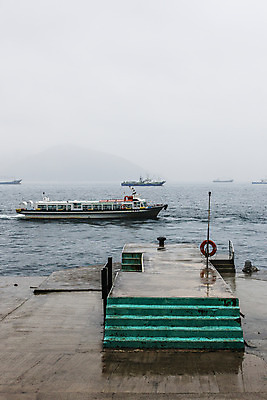 포토 JPG 주간 바다 풍경 사람없음 야외 항구 안개 경상남도 남해 거제 국내여행 선박 국내포토 자연요소 여행 수상교통 교통시설 날씨 경상도 파일형식