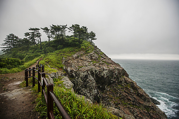 포토 JPG 주간 바다 섬 풍경 사람없음 야외 안개 바위 경상남도 남해 거제도 국내여행 국내포토 자연요소 여행 날씨 돌_바위 경상도 거제 파일형식