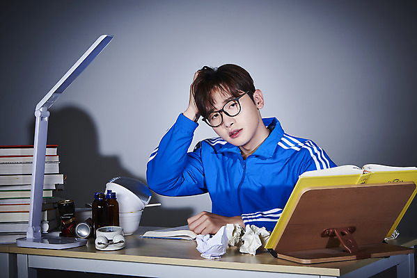 포토 JPG 스튜디오촬영 남자 회색배경 실내 한명 상반신 성인 앞모습 책 30대 운동복 한국인 구직 짜증 쓰레기 책상 청년실업 취업준비생 성인남자한명만 안경낌 취업생 국내포토 1 옷 감정 안경 뷰포인트 가구 백그라운드 컨셉 사람 동양인 내부 장년 회색 실업 사회이슈 남자한명만 성인남자만 파일형식