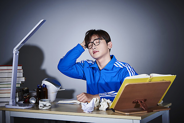 포토 JPG 스튜디오촬영 남자 회색배경 실내 피곤 한명 상반신 성인 앞모습 책 30대 운동복 눈감음 한국인 구직 스탠드 쓰레기 책상 두통 청년실업 취업준비생 책받침 성인남자한명만 안경낌 취업생 국내포토 1 옷 안경 뷰포인트 가구 백그라운드 컨셉 모션 조명 사람 동양인 내부 장년 회색 질병 실업 사회이슈 받침대 남자한명만 성인남자만 파일형식