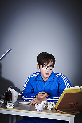 포토 JPG 스튜디오촬영 응시 남자 회색배경 실내 한명 들기 상반신 성인 앞모습 책 30대 운동복 펜 한국인 구직 쓰레기 책상 탁상시계 청년실업 취업준비생 책받침 성인남자한명만 안경낌 취업생 국내포토 1 시선 옷 안경 뷰포인트 시계 가구 백그라운드 컨셉 모션 사람 동양인 내부 장년 필기구 회색 실업 사회이슈 받침대 남자한명만 성인남자만 파일형식