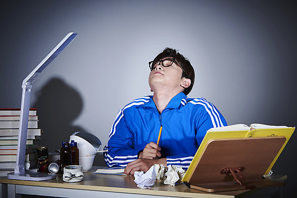 포토 JPG 스튜디오촬영 남자 회색배경 실내 한명 들기 상반신 성인 앞모습 책 30대 운동복 펜 눈감음 스트레칭 한국인 구직 스탠드 쓰레기 책상 탁상시계 청년실업 취업준비생 책받침 성인남자한명만 안경낌 취업생 국내포토 1 옷 안경 뷰포인트 시계 가구 백그라운드 컨셉 모션 조명 사람 동양인 내부 장년 운동 필기구 회색 실업 사회이슈 받침대 남자한명만 성인남자만 파일형식