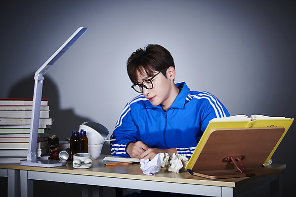 포토 JPG 스튜디오촬영 남자 회색배경 실내 한명 상반신 성인 앞모습 책 30대 운동복 한국인 구직 스탠드 찡그림 쓰레기 책상 탁상시계 청년실업 취업준비생 책받침 성인남자한명만 안경낌 취업생 국내포토 1 옷 안경 뷰포인트 시계 가구 백그라운드 컨셉 조명 표정 사람 동양인 내부 장년 회색 실업 사회이슈 받침대 남자한명만 성인남자만 파일형식