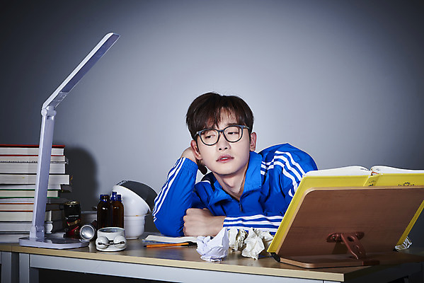 포토 JPG 스튜디오촬영 남자 회색배경 실내 피곤 한명 상반신 성인 앞모습 책 30대 운동복 턱괴기 한국인 구직 스탠드 쓰레기 책상 청년실업 취업준비생 책받침 성인남자한명만 안경낌 취업생 국내포토 1 옷 안경 뷰포인트 가구 백그라운드 컨셉 모션 조명 사람 동양인 내부 장년 회색 실업 사회이슈 받침대 남자한명만 성인남자만 파일형식