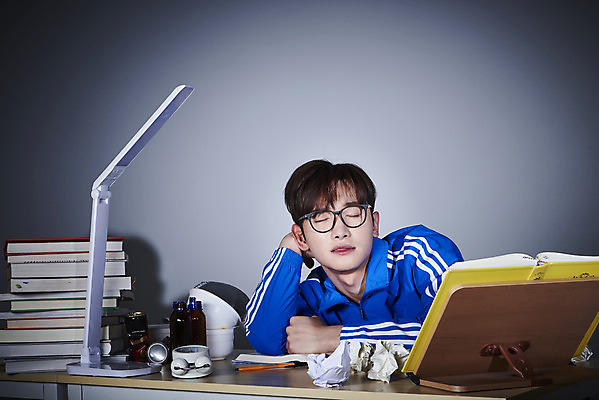 포토 JPG 스튜디오촬영 남자 회색배경 실내 한명 상반신 성인 앞모습 책 30대 운동복 연필 눈감음 한국인 구직 스탠드 쓰레기 책상 탁상시계 청년실업 취업준비생 책받침 성인남자한명만 안경낌 취업생 국내포토 1 옷 안경 뷰포인트 시계 가구 백그라운드 컨셉 모션 학용품 조명 사람 동양인 내부 장년 필기구 회색 실업 사회이슈 받침대 남자한명만 성인남자만 파일형식