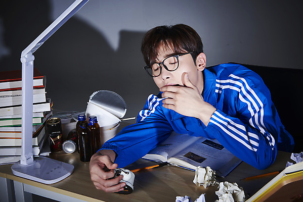 포토 JPG 스튜디오촬영 응시 남자 회색배경 실내 피곤 한명 상반신 성인 앞모습 책 30대 운동복 한국인 구직 스탠드 잡기 쓰레기 책상 탁상시계 청년실업 취업준비생 하품 성인남자한명만 안경낌 취업생 국내포토 1 시선 옷 안경 뷰포인트 시계 가구 백그라운드 컨셉 모션 조명 사람 동양인 내부 장년 회색 실업 사회이슈 생리현상 남자한명만 성인남자만 파일형식