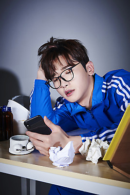 포토 JPG 스튜디오촬영 남자 회색배경 실내 피곤 한명 들기 상반신 성인 앞모습 책 30대 스마트폰 운동복 한국인 구직 책상 청년실업 취업준비생 성인남자한명만 안경낌 취업생 국내포토 1 옷 안경 뷰포인트 가구 백그라운드 컨셉 모션 사람 동양인 내부 장년 핸드폰 스마트기기 회색 실업 사회이슈 남자한명만 성인남자만 파일형식