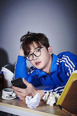 포토 JPG 스튜디오촬영 응시 남자 회색배경 실내 피곤 한명 상반신 성인 앞모습 책 30대 스마트폰 운동복 한국인 구직 쓰레기 책상 탁상시계 청년실업 취업준비생 성인남자한명만 안경낌 취업생 국내포토 1 시선 옷 안경 뷰포인트 시계 가구 백그라운드 컨셉 사람 동양인 내부 장년 핸드폰 스마트기기 회색 실업 사회이슈 남자한명만 성인남자만 파일형식