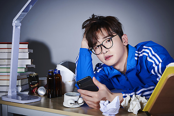 포토 JPG 스튜디오촬영 응시 남자 회색배경 실내 피곤 한명 들기 상반신 성인 앞모습 책 30대 스마트폰 운동복 한국인 구직 쓰레기 책상 청년실업 취업준비생 성인남자한명만 안경낌 취업생 국내포토 1 시선 옷 안경 뷰포인트 가구 백그라운드 컨셉 모션 사람 동양인 내부 장년 핸드폰 스마트기기 회색 실업 사회이슈 남자한명만 성인남자만 파일형식