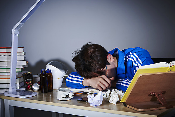 포토 JPG 스튜디오촬영 남자 엎드리기 회색배경 실내 한명 상반신 성인 옆모습 책 30대 운동복 한국인 구직 스탠드 좌절 쓰레기 책상 청년실업 취업준비생 불합격 성인남자한명만 취업생 국내포토 1 옷 감정 뷰포인트 가구 백그라운드 컨셉 모션 조명 사람 동양인 내부 장년 회색 실업 사회이슈 남자한명만 성인남자만 파일형식