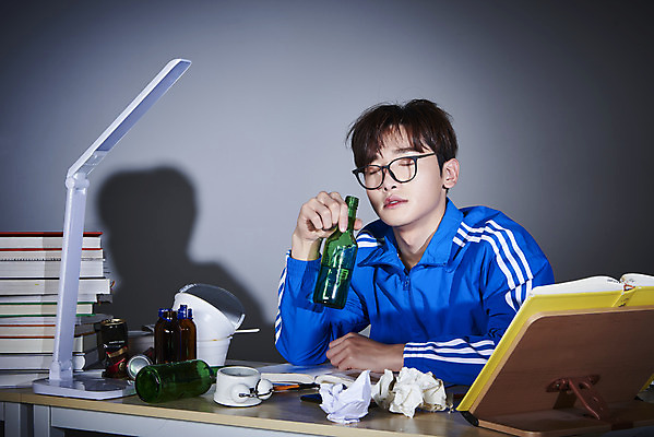 포토 JPG 스튜디오촬영 남자 회색배경 실내 한명 상반신 성인 앞모습 책 30대 운동복 눈감음 한국인 구직 스탠드 쓰레기 책상 청년실업 취업준비생 소주 소주병 책받침 성인남자한명만 안경낌 취업생 국내포토 1 옷 안경 뷰포인트 가구 백그라운드 컨셉 모션 술병 조명 주류 사람 동양인 내부 장년 회색 실업 사회이슈 받침대 남자한명만 성인남자만 파일형식