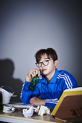 포토 JPG 스튜디오촬영 응시 남자 회색배경 술병 실내 한명 들기 상반신 성인 앞모습 책 30대 운동복 한국인 구직 책상 청년실업 취업준비생 소주 책받침 성인남자한명만 안경낌 취업생 국내포토 1 시선 옷 안경 뷰포인트 가구 백그라운드 컨셉 모션 병_용기 주류 사람 동양인 내부 장년 회색 실업 사회이슈 받침대 남자한명만 성인남자만 파일형식