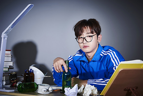 포토 JPG 스튜디오촬영 남자 회색배경 실내 한명 상반신 성인 앞모습 책 30대 운동복 한국인 구직 스탠드 쓰레기 책상 청년실업 취업준비생 소주 소주병 울상 성인남자한명만 안경낌 취업생 국내포토 1 옷 안경 뷰포인트 가구 백그라운드 컨셉 술병 조명 주류 사람 동양인 내부 장년 회색 실업 사회이슈 남자한명만 성인남자만 파일형식