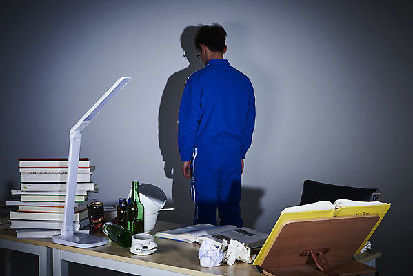 포토 JPG 스튜디오촬영 남자 회색배경 실내 한명 서기 상반신 성인 뒷모습 책 30대 운동복 한국인 구직 스탠드 쓰레기 책상 청년실업 취업준비생 소주 소주병 책받침 성인남자한명만 취업생 국내포토 1 옷 뷰포인트 가구 백그라운드 컨셉 모션 술병 조명 주류 사람 동양인 내부 장년 회색 실업 사회이슈 받침대 남자한명만 성인남자만 파일형식