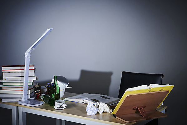 포토 JPG 스튜디오촬영 의자 실내 상반신 사람없음 책 운동복 구직 스탠드 쓰레기 책상 청년실업 취업준비생 소주 빈병 채용 책받침 취업생 국내포토 옷 가구 컨셉 비즈니스 병_용기 조명 주류 내부 실업 사회이슈 받침대 파일형식