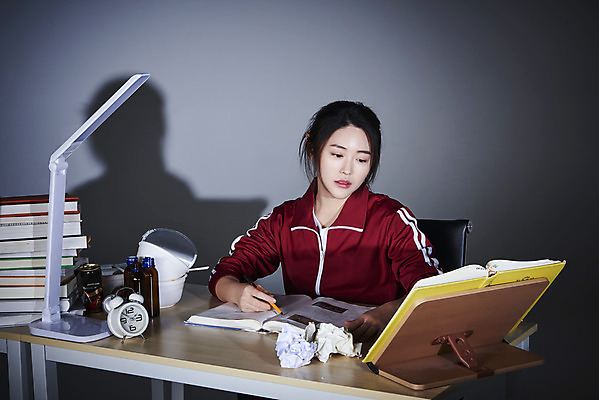 포토 JPG 스튜디오촬영 응시 여자 회색배경 실내 한명 들기 상반신 20대 성인 앞모습 책 운동복 펜 한국인 구직 스탠드 쓰레기 책상 탁상시계 청년실업 취업준비생 책받침 성인여자한명만 취업생 국내포토 1 시선 옷 뷰포인트 시계 가구 백그라운드 컨셉 모션 조명 사람 동양인 청년 내부 필기구 회색 실업 사회이슈 받침대 여자한명만 성인여자만 파일형식