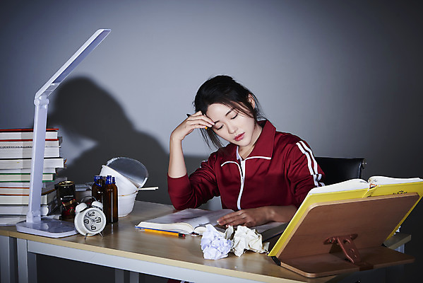 포토 JPG 스튜디오촬영 여자 회색배경 실내 피곤 한명 상반신 20대 성인 앞모습 책 운동복 눈감음 한국인 구직 스탠드 쓰레기 책상 탁상시계 청년실업 취업준비생 책받침 성인여자한명만 취업생 국내포토 1 옷 뷰포인트 시계 가구 백그라운드 컨셉 모션 조명 사람 동양인 청년 내부 회색 실업 사회이슈 받침대 여자한명만 성인여자만 파일형식