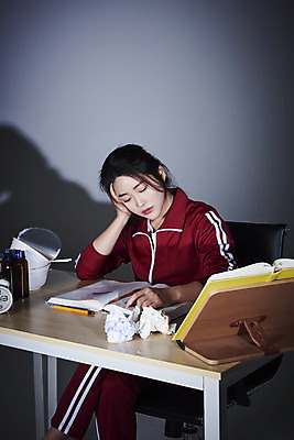포토 JPG 스튜디오촬영 여자 회색배경 실내 피곤 한명 상반신 20대 성인 앞모습 책 운동복 연필 눈감음 턱괴기 한국인 구직 쓰레기 책상 청년실업 취업준비생 책받침 성인여자한명만 취업생 국내포토 1 옷 뷰포인트 가구 백그라운드 컨셉 모션 학용품 사람 동양인 청년 내부 필기구 회색 실업 사회이슈 받침대 여자한명만 성인여자만 파일형식