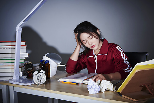 포토 JPG 스튜디오촬영 여자 회색배경 실내 피곤 한명 상반신 20대 성인 앞모습 책 운동복 눈감음 한국인 구직 스탠드 쓰레기 책상 탁상시계 청년실업 취업준비생 성인여자한명만 취업생 국내포토 1 옷 뷰포인트 시계 가구 백그라운드 컨셉 모션 조명 사람 동양인 청년 내부 회색 실업 사회이슈 여자한명만 성인여자만 파일형식