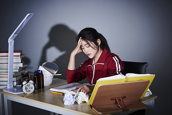 포토 JPG 스튜디오촬영 여자 회색배경 실내 피곤 한명 상반신 20대 성인 앞모습 책 운동복 눈감음 한국인 구직 스탠드 쓰레기 책상 탁상시계 청년실업 취업준비생 책받침 성인여자한명만 취업생 국내포토 1 옷 뷰포인트 시계 가구 백그라운드 컨셉 모션 조명 사람 동양인 청년 내부 회색 실업 사회이슈 받침대 여자한명만 성인여자만 파일형식