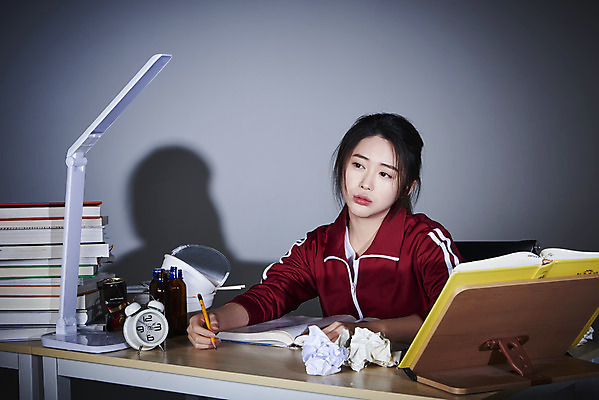 포토 JPG 스튜디오촬영 여자 회색배경 실내 피곤 한명 들기 상반신 20대 성인 앞모습 책 운동복 연필 한국인 구직 스탠드 쓰레기 책상 탁상시계 청년실업 취업준비생 책받침 성인여자한명만 취업생 국내포토 1 옷 뷰포인트 시계 가구 백그라운드 컨셉 모션 학용품 조명 사람 동양인 청년 내부 필기구 회색 실업 사회이슈 받침대 여자한명만 성인여자만 파일형식