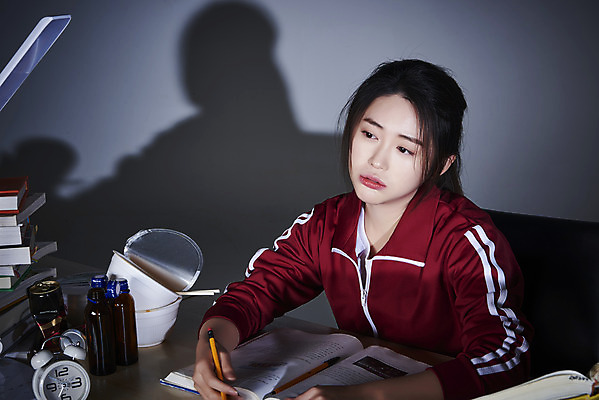 포토 JPG 스튜디오촬영 여자 회색배경 실내 피곤 한명 들기 상반신 20대 성인 앞모습 책 운동복 연필 한국인 구직 청년실업 취업준비생 성인여자한명만 취업생 국내포토 1 옷 뷰포인트 백그라운드 컨셉 모션 학용품 사람 동양인 청년 내부 필기구 회색 실업 사회이슈 여자한명만 성인여자만 파일형식