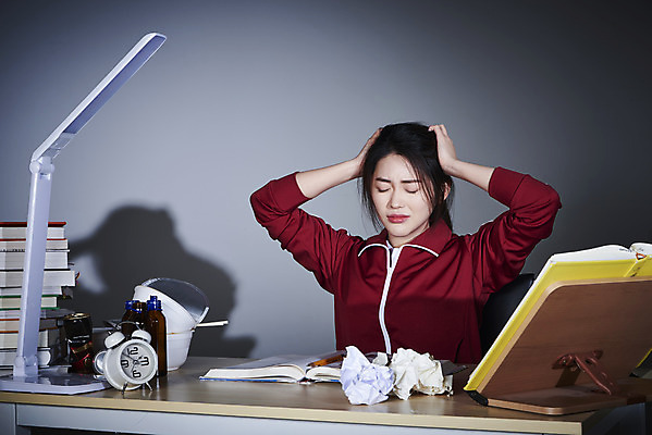 포토 JPG 스튜디오촬영 여자 회색배경 실내 한명 상반신 20대 성인 앞모습 책 운동복 한국인 구직 짜증 스탠드 잡기 쓰레기 책상 탁상시계 두통 청년실업 취업준비생 책받침 성인여자한명만 취업생 국내포토 1 옷 감정 뷰포인트 시계 가구 백그라운드 컨셉 모션 조명 사람 동양인 청년 내부 회색 질병 실업 사회이슈 받침대 여자한명만 성인여자만 파일형식