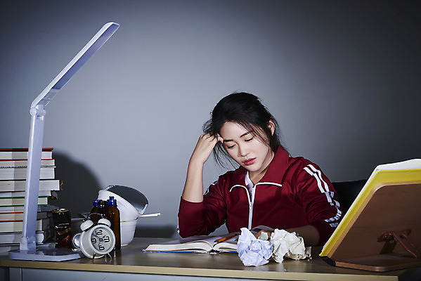 포토 JPG 스튜디오촬영 여자 회색배경 실내 한명 상반신 20대 성인 앞모습 책 운동복 눈감음 한국인 구직 스탠드 쓰레기 책상 고민 탁상시계 청년실업 취업준비생 성인여자한명만 취업생 국내포토 1 옷 감정 뷰포인트 시계 가구 백그라운드 컨셉 모션 조명 사람 동양인 청년 내부 회색 실업 사회이슈 여자한명만 성인여자만 파일형식