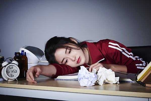 포토 JPG 스튜디오촬영 여자 엎드리기 회색배경 실내 한명 상반신 20대 성인 앞모습 책 운동복 한국인 구직 좌절 쓰레기 책상 탁상시계 청년실업 취업준비생 불합격 성인여자한명만 취업생 국내포토 1 옷 감정 뷰포인트 시계 가구 백그라운드 컨셉 모션 사람 동양인 청년 내부 회색 실업 사회이슈 여자한명만 성인여자만 파일형식