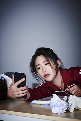 포토 JPG 스튜디오촬영 여자 엎드리기 회색배경 실내 한명 들기 상반신 20대 성인 앞모습 책 스마트폰 운동복 연필 한국인 구직 좌절 쓰레기 책상 청년실업 취업준비생 불합격 성인여자한명만 취업생 국내포토 1 옷 감정 뷰포인트 가구 백그라운드 컨셉 모션 학용품 사람 동양인 청년 내부 핸드폰 스마트기기 필기구 회색 실업 사회이슈 여자한명만 성인여자만 파일형식