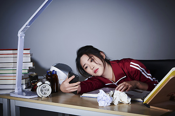 포토 JPG 스튜디오촬영 여자 엎드리기 회색배경 실내 한명 들기 상반신 20대 성인 앞모습 책 스마트폰 운동복 한국인 구직 스탠드 쓰레기 책상 탁상시계 청년실업 취업준비생 불합격 성인여자한명만 취업생 국내포토 1 옷 뷰포인트 시계 가구 백그라운드 컨셉 모션 조명 사람 동양인 청년 내부 핸드폰 스마트기기 회색 실업 사회이슈 여자한명만 성인여자만 파일형식