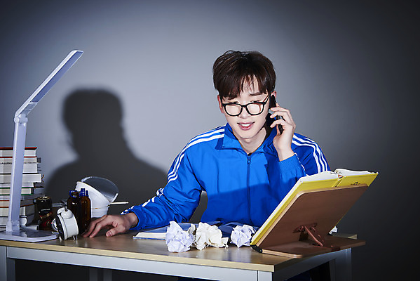 포토 JPG 스튜디오촬영 남자 회색배경 실내 한명 들기 상반신 성인 앞모습 책 30대 스마트폰 운동복 한국인 구직 스탠드 쓰레기 책상 청년실업 취업준비생 통화 책받침 성인남자한명만 안경낌 취업생 국내포토 1 옷 안경 뷰포인트 가구 백그라운드 컨셉 모션 조명 사람 동양인 내부 장년 핸드폰 스마트기기 회색 실업 사회이슈 받침대 남자한명만 성인남자만 파일형식