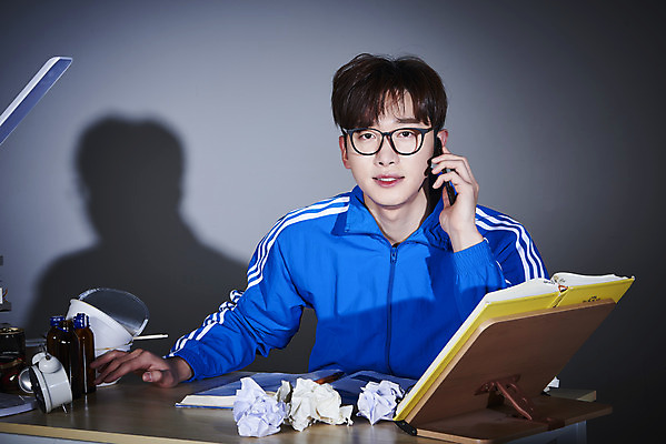 포토 JPG 스튜디오촬영 남자 회색배경 실내 한명 들기 상반신 성인 앞모습 책 30대 스마트폰 운동복 한국인 구직 쓰레기 책상 탁상시계 청년실업 취업준비생 통화 책받침 성인남자한명만 안경낌 취업생 국내포토 1 옷 안경 뷰포인트 시계 가구 백그라운드 컨셉 모션 사람 동양인 내부 장년 핸드폰 스마트기기 회색 실업 사회이슈 받침대 남자한명만 성인남자만 파일형식