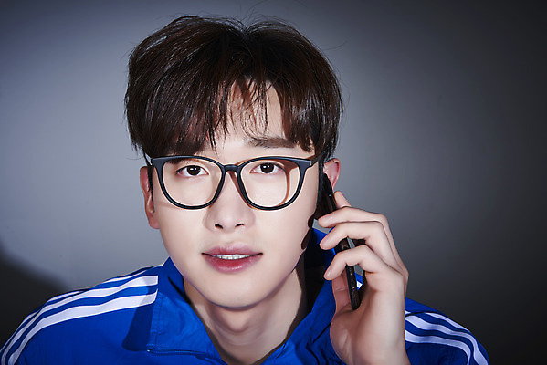 포토 JPG 스튜디오촬영 남자 회색배경 실내 한명 들기 상반신 성인 앞모습 30대 스마트폰 운동복 한국인 구직 책상 청년실업 취업준비생 통화 성인남자한명만 안경낌 취업생 국내포토 1 옷 안경 뷰포인트 가구 백그라운드 컨셉 모션 사람 동양인 내부 장년 핸드폰 스마트기기 회색 실업 사회이슈 남자한명만 성인남자만 파일형식