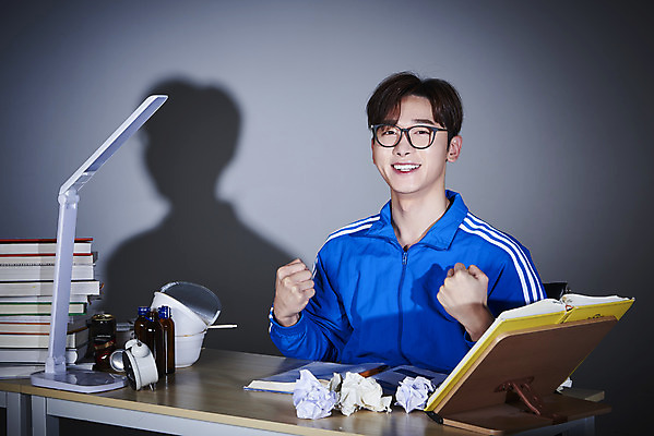 포토 JPG 스튜디오촬영 남자 회색배경 실내 한명 상반신 성인 앞모습 책 30대 운동복 주먹 기쁨 한국인 구직 스탠드 쓰레기 책상 청년실업 취업준비생 책받침 성인남자한명만 안경낌 취업생 국내포토 1 옷 감정 안경 뷰포인트 가구 백그라운드 컨셉 모션 조명 사람 동양인 내부 장년 회색 실업 사회이슈 받침대 남자한명만 성인남자만 파일형식