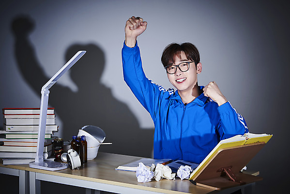 포토 JPG 스튜디오촬영 남자 회색배경 실내 한명 상반신 성인 앞모습 책 30대 운동복 손들기 파이팅 주먹 한국인 구직 스탠드 쓰레기 책상 합격 청년실업 취업준비생 책받침 성인남자한명만 안경낌 취업생 국내포토 1 옷 안경 뷰포인트 가구 백그라운드 컨셉 모션 조명 사람 동양인 내부 장년 회색 실업 사회이슈 받침대 남자한명만 성인남자만 파일형식