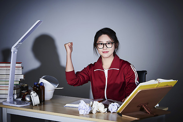 포토 JPG 스튜디오촬영 여자 회색배경 실내 한명 상반신 20대 성인 앞모습 책 운동복 파이팅 주먹 한국인 구직 스탠드 쓰레기 책상 합격 탁상시계 청년실업 취업준비생 책받침 성인여자한명만 안경낌 취업생 국내포토 1 옷 안경 뷰포인트 시계 가구 백그라운드 컨셉 모션 조명 사람 동양인 청년 내부 회색 실업 사회이슈 받침대 여자한명만 성인여자만 파일형식