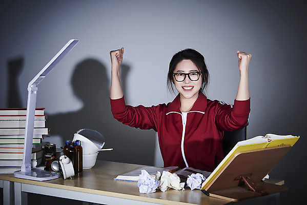 포토 JPG 스튜디오촬영 여자 회색배경 실내 한명 상반신 20대 성인 앞모습 책 운동복 파이팅 주먹 기쁨 한국인 구직 스탠드 쓰레기 책상 합격 청년실업 취업준비생 책받침 성인여자한명만 안경낌 취업생 국내포토 1 옷 감정 안경 뷰포인트 가구 백그라운드 컨셉 모션 조명 사람 동양인 청년 내부 회색 실업 사회이슈 받침대 여자한명만 성인여자만 파일형식