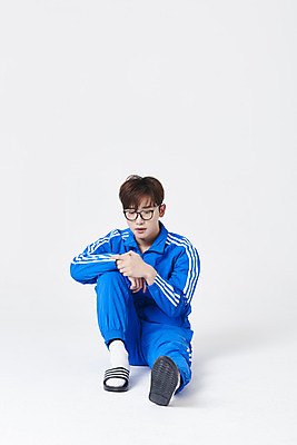 포토 JPG 스튜디오촬영 전신 응시 남자 슬리퍼 실내 한명 앉기 성인 앞모습 30대 운동복 한국인 구직 걱정 흰배경 청년실업 취업준비생 성인남자한명만 안경낌 취업생 국내포토 1 시선 옷 감정 안경 뷰포인트 백그라운드 신발 컨셉 모션 사람 동양인 내부 장년 흰색 실업 사회이슈 남자한명만 성인남자만 파일형식