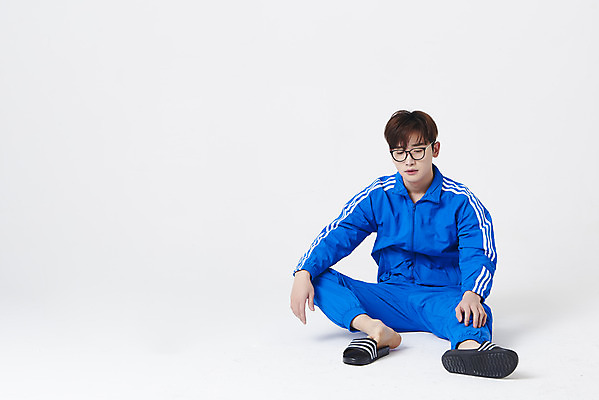 포토 JPG 스튜디오촬영 전신 응시 남자 슬리퍼 실내 한명 앉기 성인 앞모습 30대 운동복 한국인 구직 걱정 흰배경 청년실업 취업준비생 성인남자한명만 안경낌 취업생 국내포토 1 시선 옷 감정 안경 뷰포인트 백그라운드 신발 컨셉 모션 사람 동양인 내부 장년 흰색 실업 사회이슈 남자한명만 성인남자만 파일형식