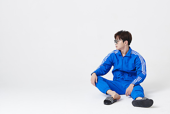 포토 JPG 스튜디오촬영 전신 응시 남자 슬리퍼 실내 한명 앉기 성인 앞모습 30대 운동복 한국인 구직 흰배경 청년실업 취업준비생 성인남자한명만 안경낌 취업생 국내포토 1 시선 옷 안경 뷰포인트 백그라운드 신발 컨셉 모션 사람 동양인 내부 장년 흰색 실업 사회이슈 남자한명만 성인남자만 파일형식