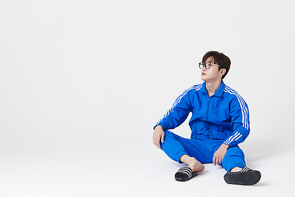 포토 JPG 스튜디오촬영 전신 응시 남자 슬리퍼 실내 한명 앉기 성인 앞모습 30대 운동복 한국인 구직 흰배경 청년실업 취업준비생 성인남자한명만 안경낌 취업생 국내포토 1 시선 옷 안경 뷰포인트 백그라운드 신발 컨셉 모션 사람 동양인 내부 장년 흰색 실업 사회이슈 남자한명만 성인남자만 파일형식