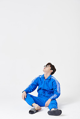 포토 JPG 스튜디오촬영 전신 남자 슬리퍼 실내 한명 앉기 성인 앞모습 30대 운동복 한국인 구직 흰배경 고개들기 청년실업 취업준비생 성인남자한명만 안경낌 취업생 국내포토 1 옷 안경 뷰포인트 백그라운드 신발 컨셉 모션 사람 동양인 내부 장년 흰색 실업 사회이슈 남자한명만 성인남자만 파일형식