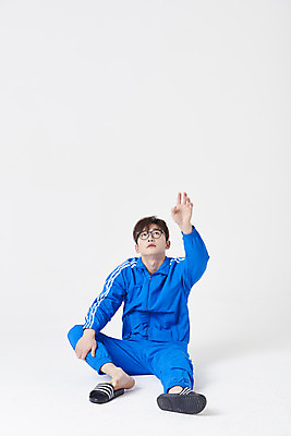 포토 JPG 스튜디오촬영 전신 남자 슬리퍼 실내 한명 앉기 성인 앞모습 30대 운동복 한국인 올려보기 구직 흰배경 청년실업 취업준비생 손뻗기 성인남자한명만 안경낌 취업생 국내포토 1 옷 안경 뷰포인트 백그라운드 신발 컨셉 모션 사람 동양인 내부 장년 흰색 실업 사회이슈 남자한명만 성인남자만 파일형식