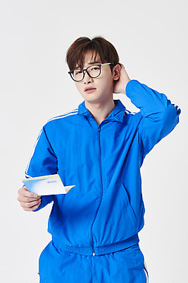 포토 JPG 스튜디오촬영 남자 실내 한명 들기 상반신 성인 앞모습 30대 운동복 한국인 구직 찡그림 흰배경 통장 청년실업 취업준비생 성인남자한명만 안경낌 취업생 머리긁기 국내포토 1 옷 안경 뷰포인트 백그라운드 컨셉 모션 표정 사람 동양인 내부 장년 금융 흰색 실업 사회이슈 남자한명만 성인남자만 파일형식 긁기