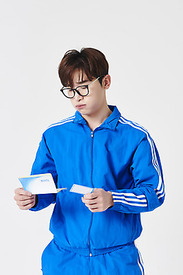 포토 JPG 스튜디오촬영 남자 실내 한명 들기 상반신 성인 앞모습 30대 운동복 한국인 구직 신용카드 걱정 흰배경 통장 청년실업 취업준비생 성인남자한명만 안경낌 취업생 국내포토 1 옷 감정 안경 뷰포인트 백그라운드 컨셉 모션 사람 동양인 내부 장년 금융 흰색 실업 사회이슈 남자한명만 성인남자만 파일형식