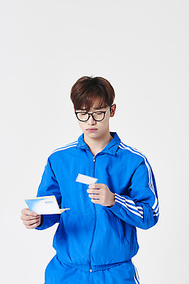 포토 JPG 스튜디오촬영 응시 남자 실내 한명 들기 상반신 성인 앞모습 30대 운동복 한국인 구직 신용카드 걱정 흰배경 통장 청년실업 취업준비생 성인남자한명만 안경낌 취업생 국내포토 1 시선 옷 감정 안경 뷰포인트 백그라운드 컨셉 모션 사람 동양인 내부 장년 금융 흰색 실업 사회이슈 남자한명만 성인남자만 파일형식