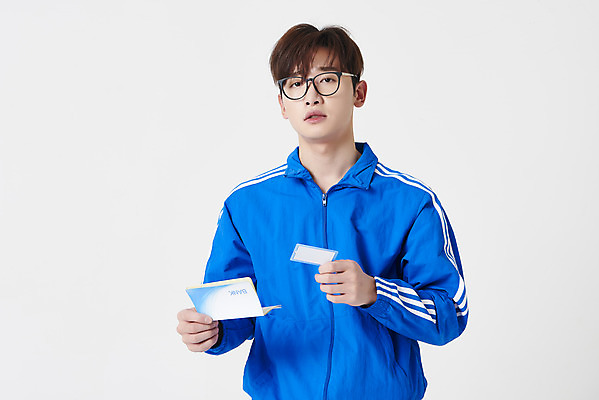 포토 JPG 스튜디오촬영 남자 실내 한명 들기 상반신 성인 앞모습 30대 운동복 한국인 구직 신용카드 흰배경 통장 청년실업 취업준비생 성인남자한명만 안경낌 취업생 국내포토 1 옷 안경 뷰포인트 백그라운드 컨셉 모션 사람 동양인 내부 장년 금융 흰색 실업 사회이슈 남자한명만 성인남자만 파일형식