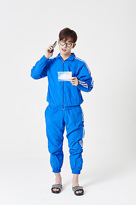 포토 JPG 스튜디오촬영 전신 남자 슬리퍼 실내 한명 서기 들기 성인 앞모습 30대 스마트폰 운동복 눈감음 한국인 구직 찡그림 흰배경 통장 청년실업 취업준비생 통화 성인남자한명만 안경낌 취업생 국내포토 1 옷 안경 뷰포인트 백그라운드 신발 컨셉 모션 표정 사람 동양인 내부 장년 금융 핸드폰 스마트기기 흰색 실업 사회이슈 남자한명만 성인남자만 파일형식